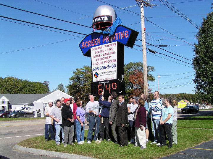 employees in front of Graphic Images sign