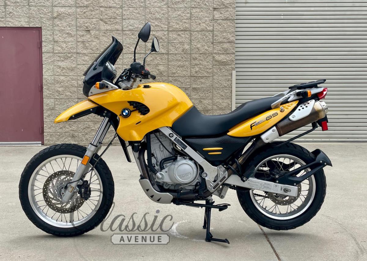 Beautiful, BEAUTIFUL yellow BMW bike.